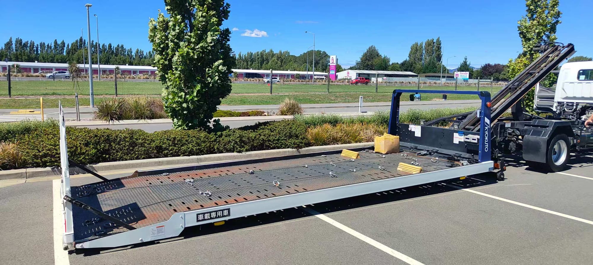Flatbed deck levelled at an out-of-city service stop.